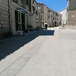 1 Apartment *