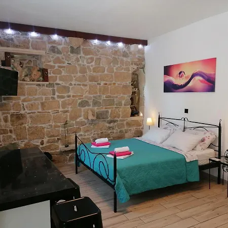 1 Apartment Split